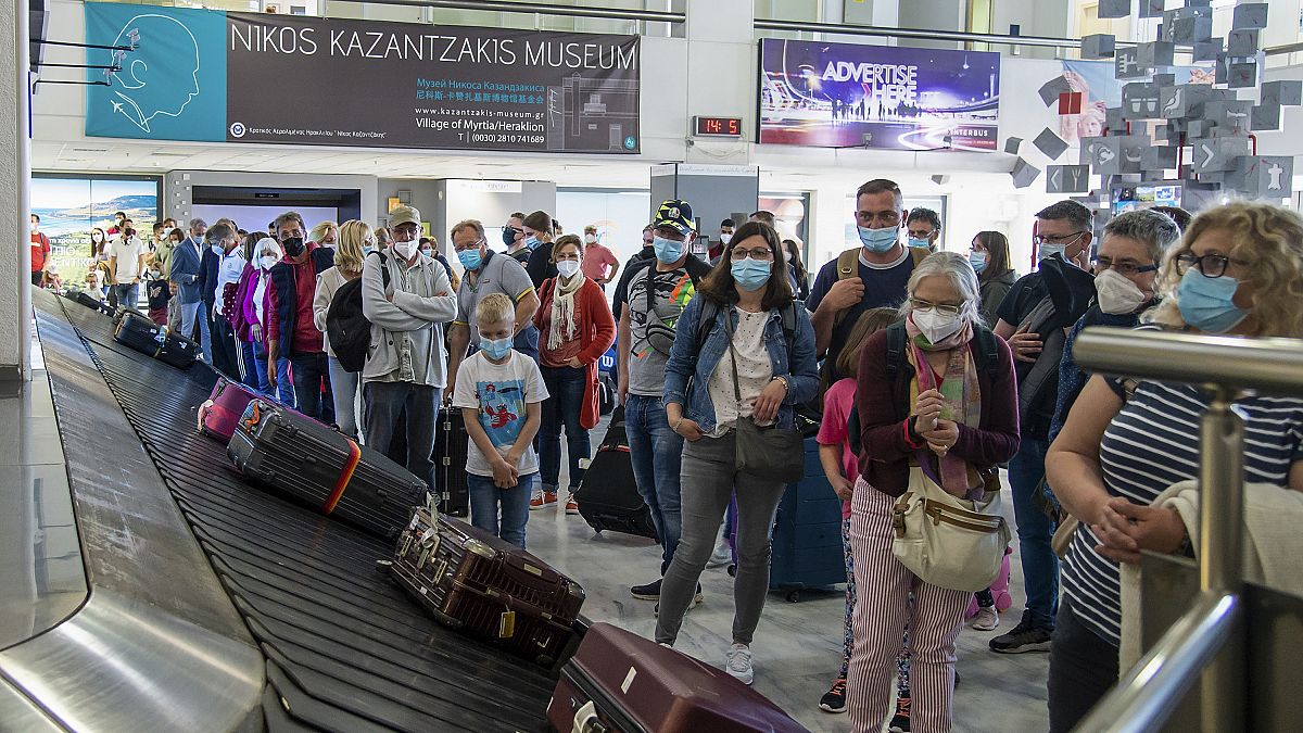 Urlaubsgäste warten auf dem Flughafen von Heraklion auf ihre Koffer