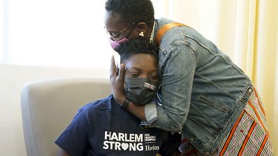 Un 14enne riceve il vaccino a New York, negli Stati Uniti