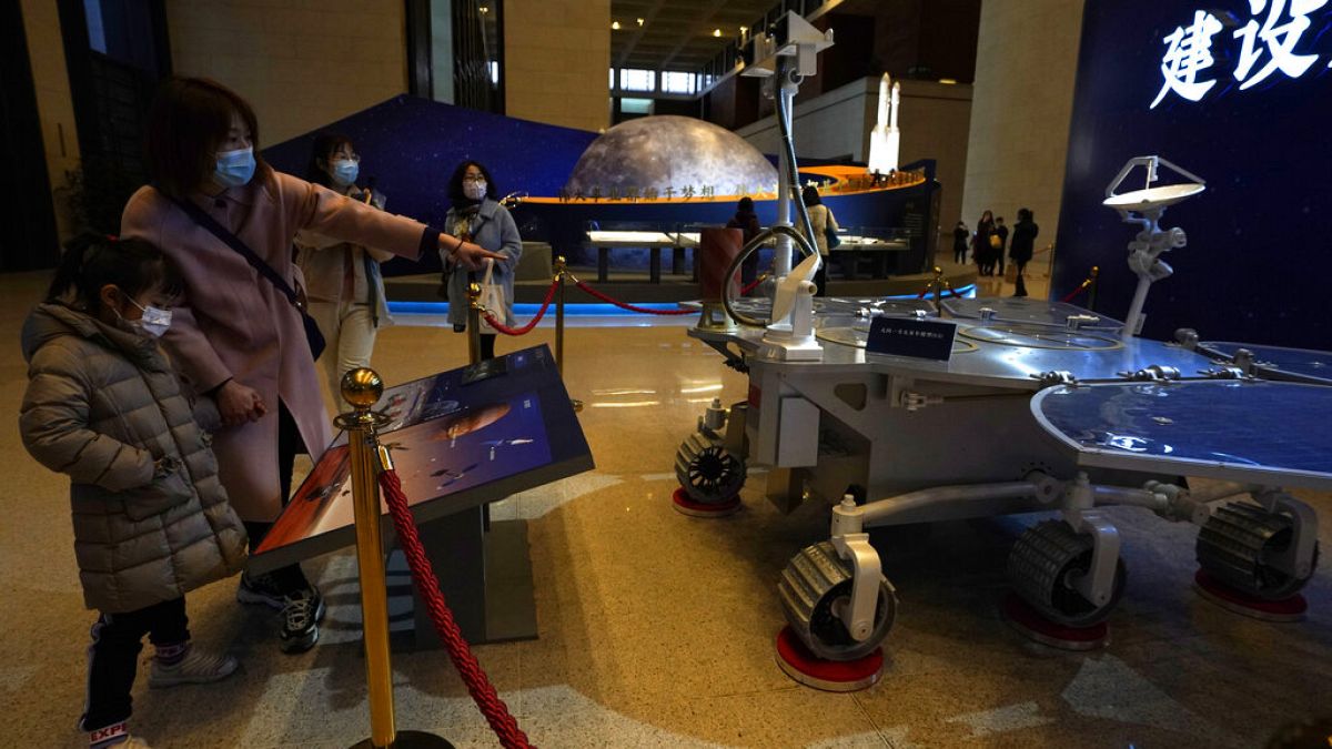 Una réplica del robot Zhurong expuesta en un museo de Pekín