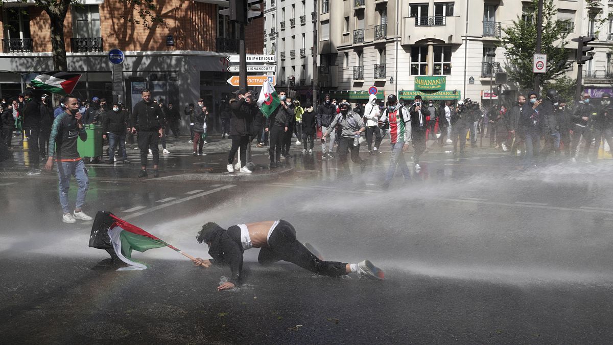 Paris'te izinsiz yapılan eyleme Fransız polisi sert müdahale etti