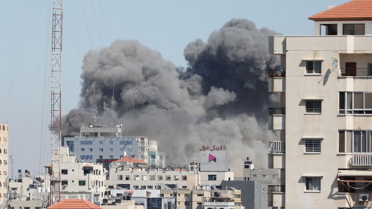 İsrail 12 katlı bir binayı vurdu