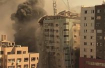 برج محل استقرار رسانه‌های بین‌المللی در غزه در پی بمباران ارتش اسرائیل منهدم شد