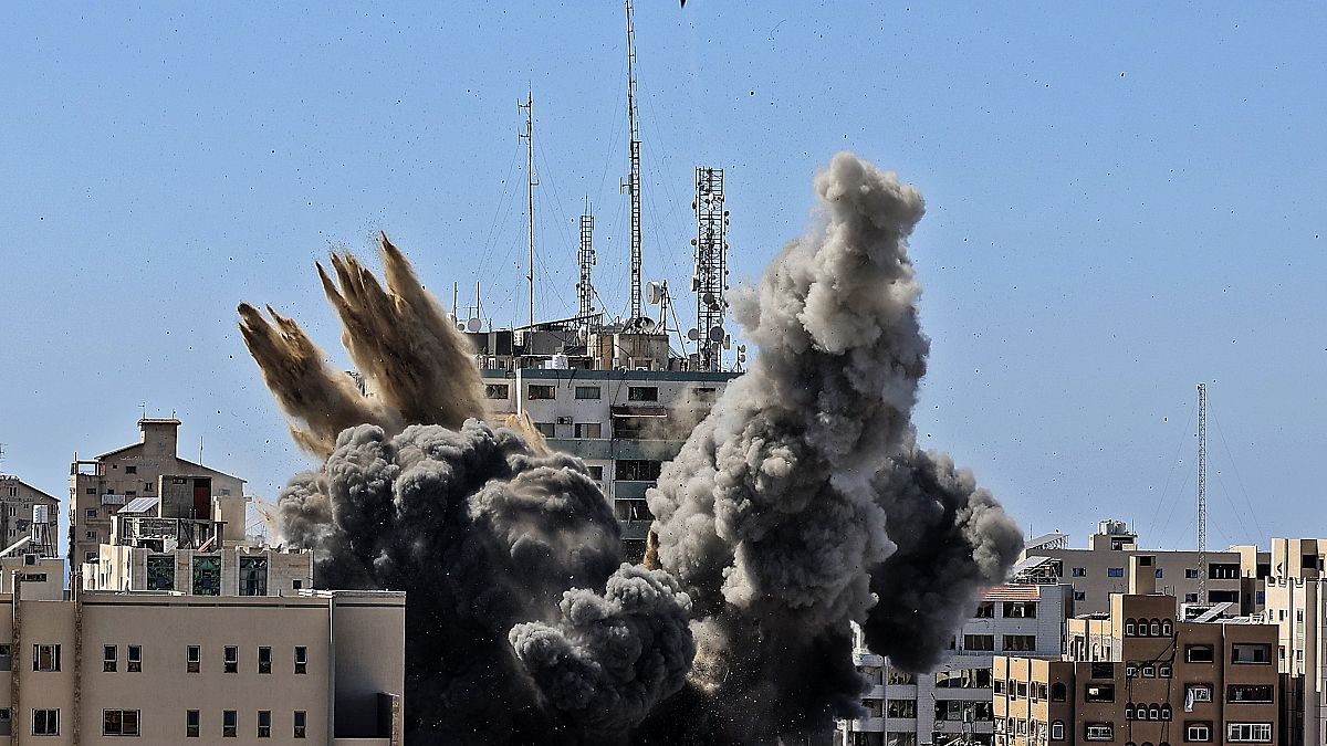 Une bombe israélienne détruit l'immeuble Al-Jala (à Gaza) qui abritait plusieurs médias, dont l'agence de presse AP, le 15/05/2021