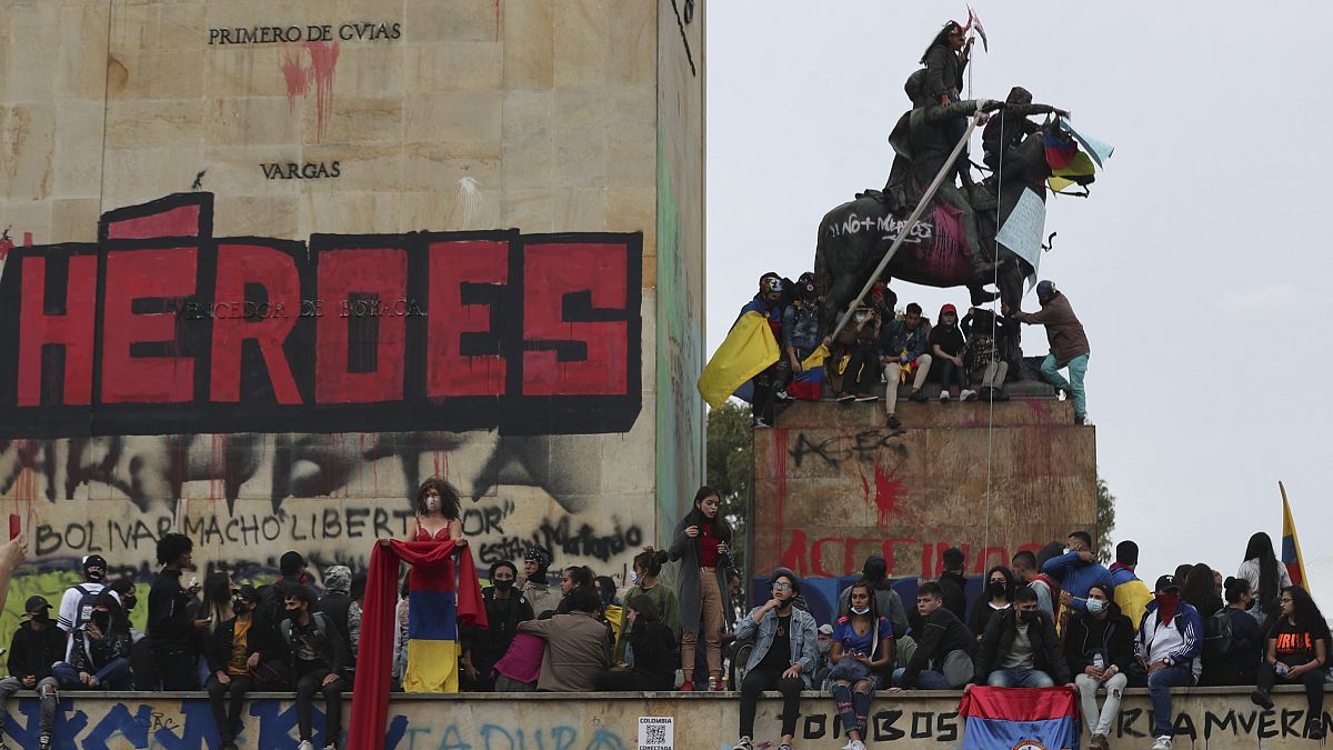 Manifestantes concentrados en el  monumento a Los Héroes en Bogotá