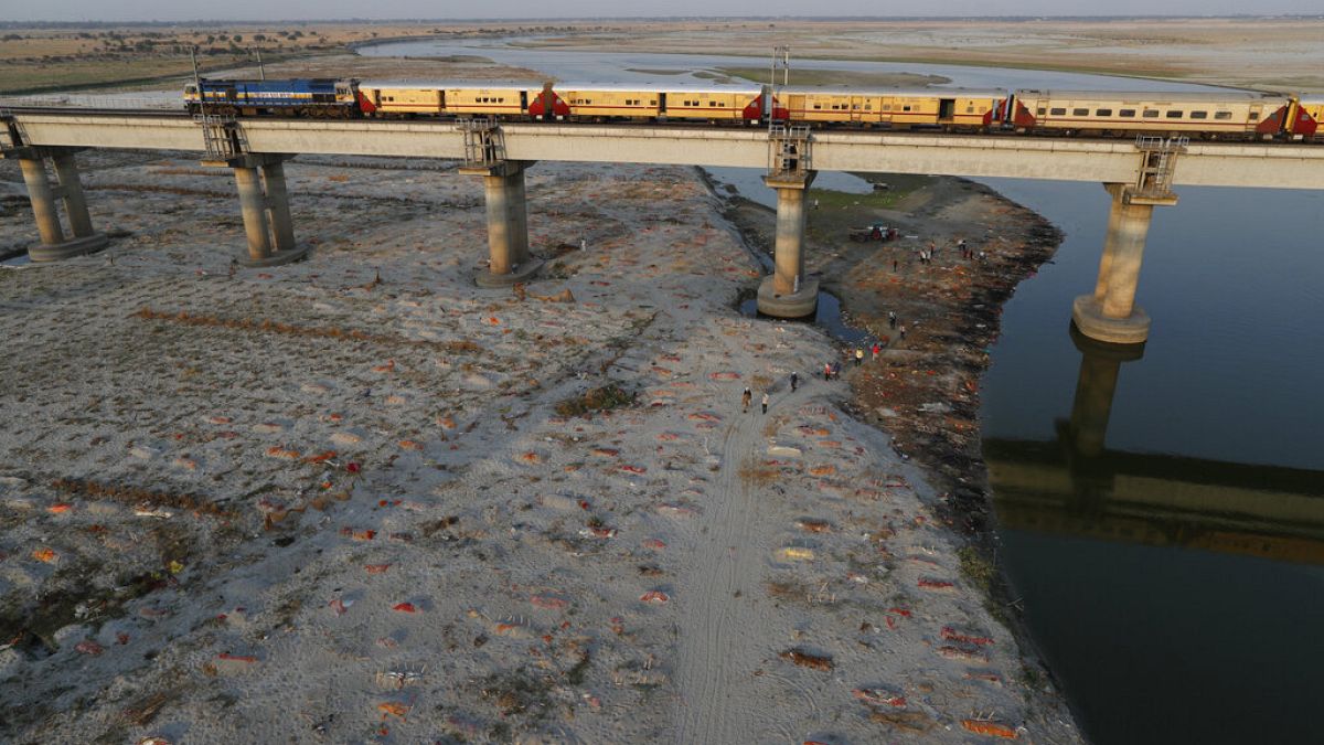 Ganj Nehri kıyısında kumsala gömülen cesetler