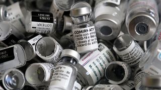 Üres vakcinás fiolák a németországi Ebersberg oltópontrján 2021. május 15-én