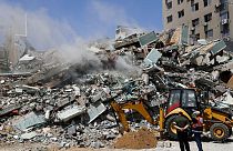 Continúa la búsqueda de víctimas de los bombardeos entre los escombros