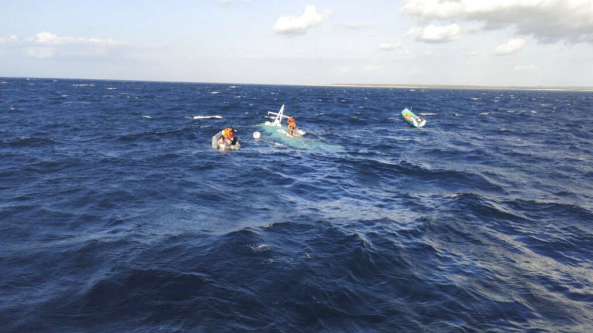 في إندونيسيا .. صورة سيلفي تودي بحياة سبعة أشخاص بعد غرق سفينة كانوا على متنها 