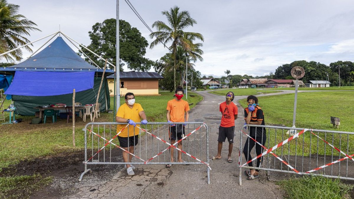 Archives : des habitants bloquent l'accès à un village près de Cayenne (Guyane française) où de nombreux cas de contaminations ont été constatés - 21/04/2020