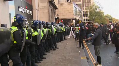 Londra'da 'Özgür Filistin' çağrısı yapan göstericiler polisle çatıştı