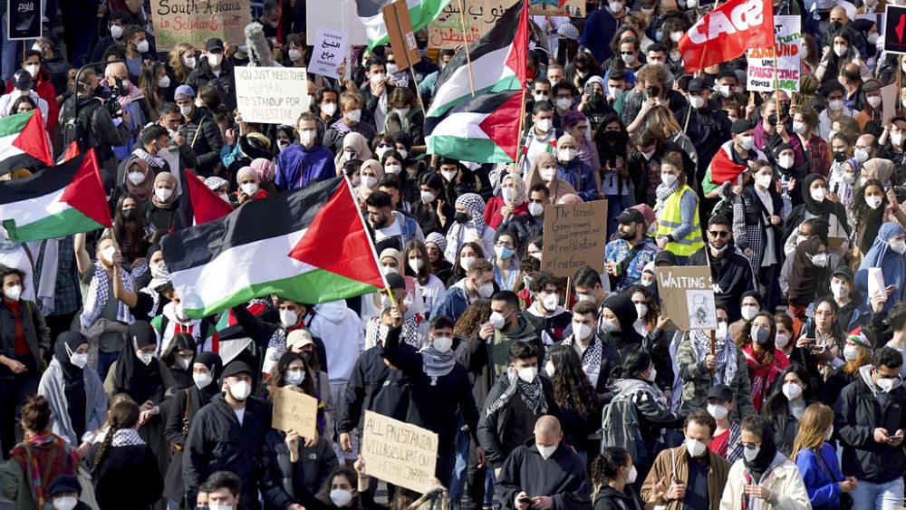 Attacks on police and Israeli reporter at Berlin pro-Palestine rally