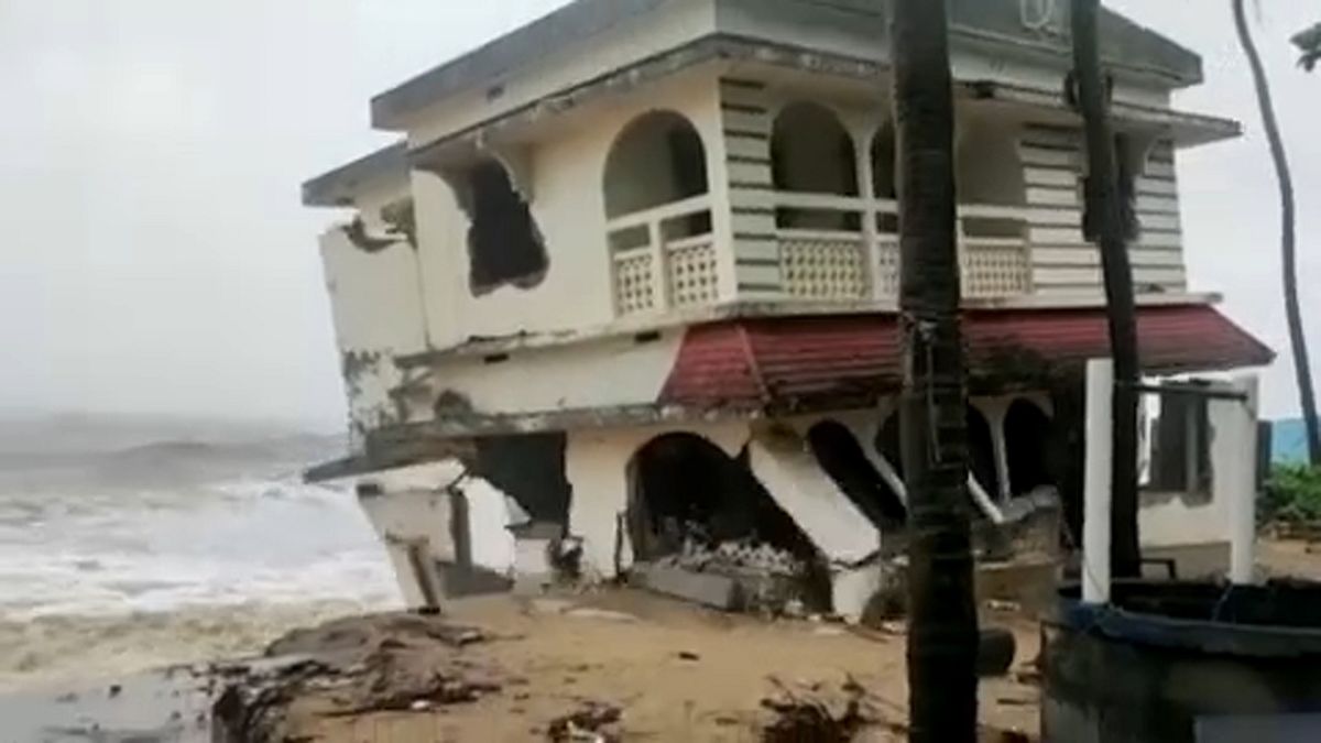A building collapses in Kasargod town as winds intensify - 15th May 2021 