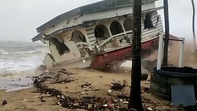 A building collapses in Kasargod town as winds intensify.