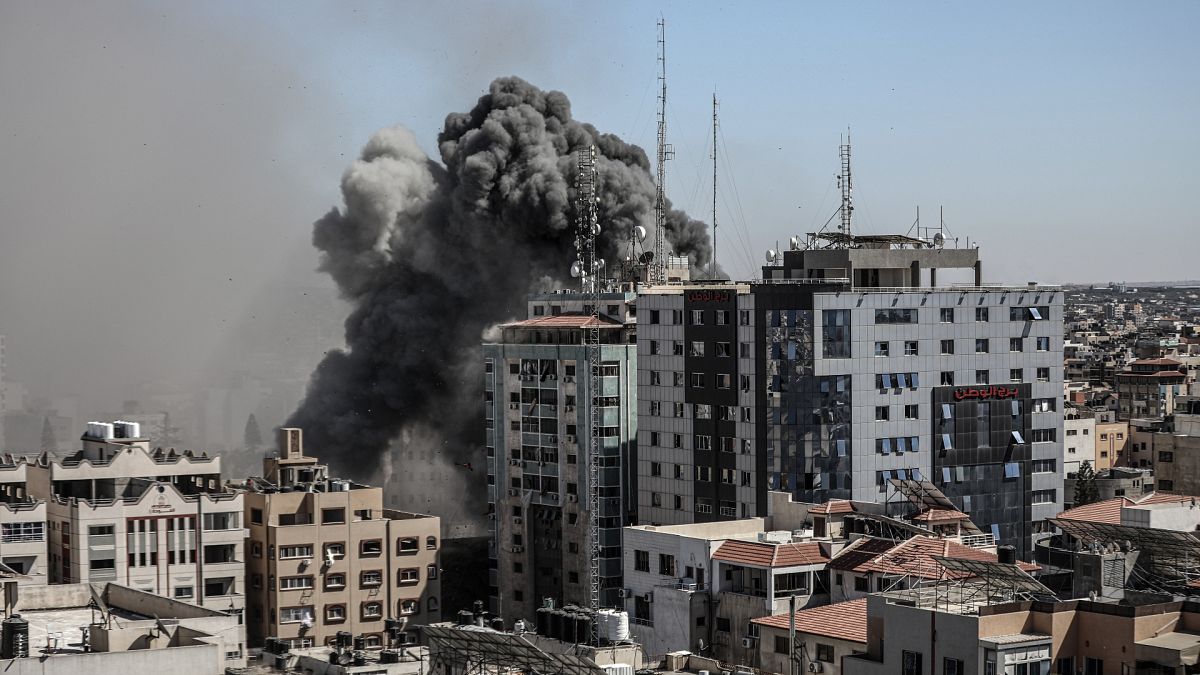 AP'nin Gazze'deki ofisi İsrail'in hava saldırısına uğradı