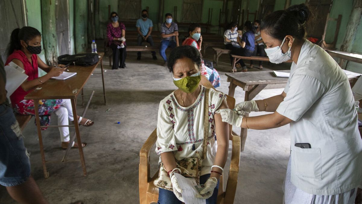 Центр вакцинации против коронавируса в индийском городе Гувахати