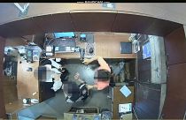 تُظهر لقطات كاميرا زوجة سفير بلجيكا في كوريا الجنوبية وهي تضرب موظفي المحل إثر خلاف بسبب السرقة من المتاجر.