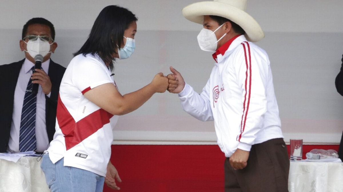 Keiko Fujimori y Pedro Castillo chocan los puños al final de un debate electoral