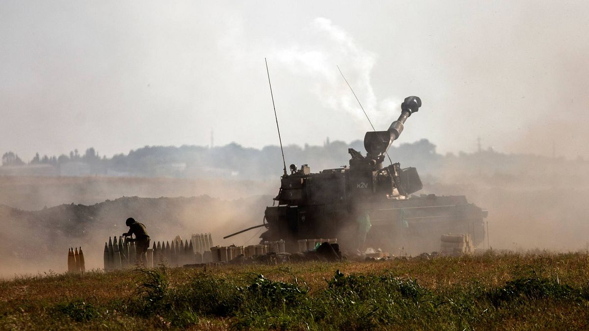 وحدة مدفعية إسرائيلية تطلق نيرانها باتجاه أهداف في قطاع غزة، على الحدود الإسرائيلية مع غزة، الأحد 16 مايو 2021