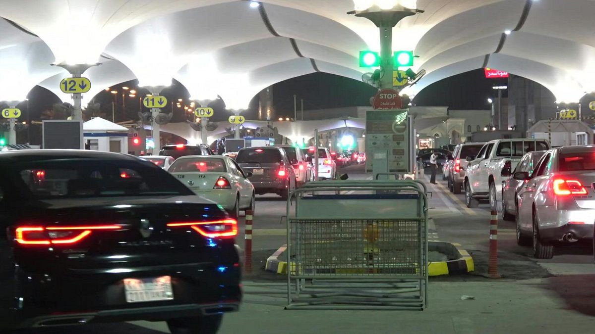 مسافرون سعوديون يعبرون جسر الملك فهد الحدودي إلى البحرين بعد أن رفعت السعودية قيود السفر عن المواطنين "المحصنين"