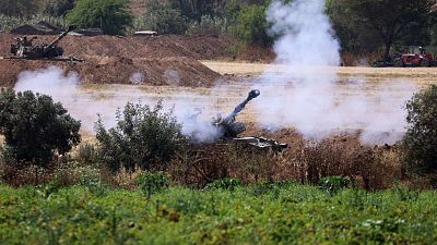 دبابات الجيش الإسرائيلي تطلق قذائف مدفعية من أحد المواقع الحدودية  مع قطاع غزة، 17 مايو  2021