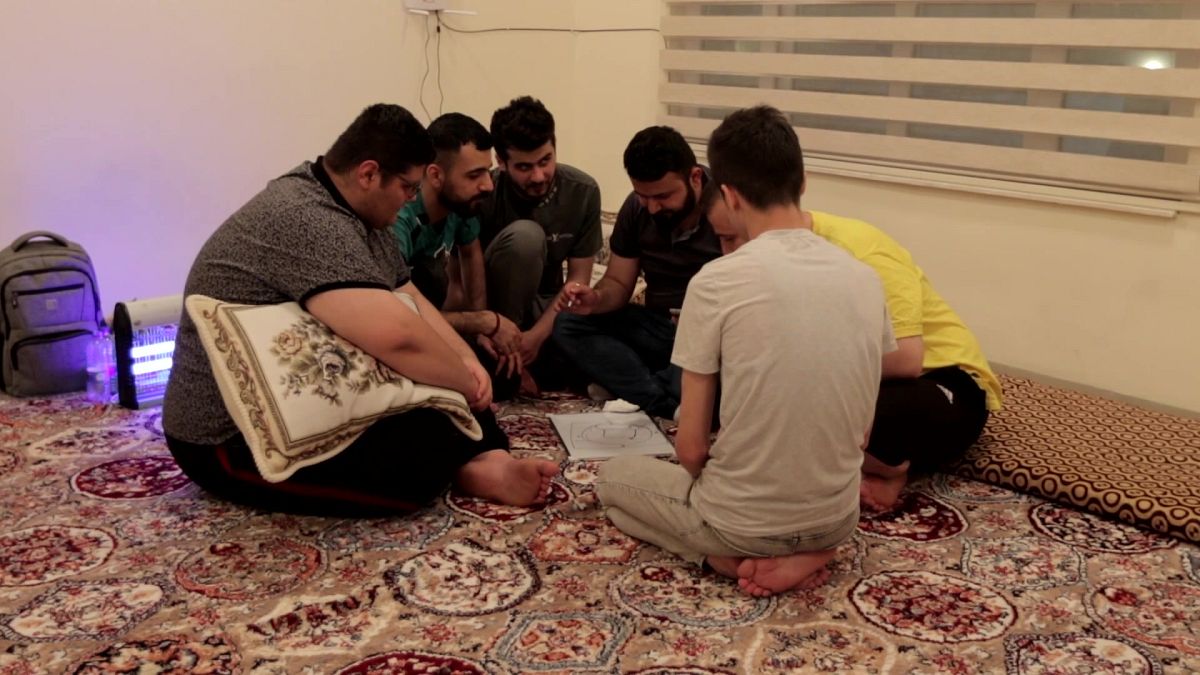العراقيون يجدون الترويح والنجاح والحب في ساحة معركة افتراضية