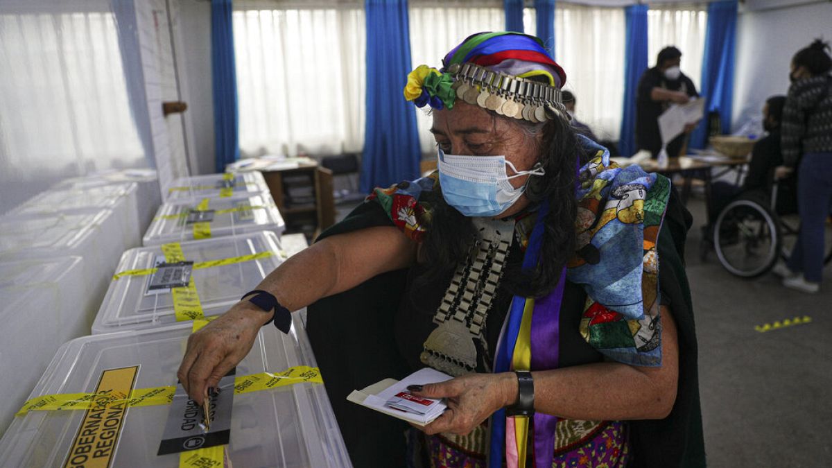 Juana Millal von der Partido del Pueblo bei der Stimmabgabe in Santiago de Chile