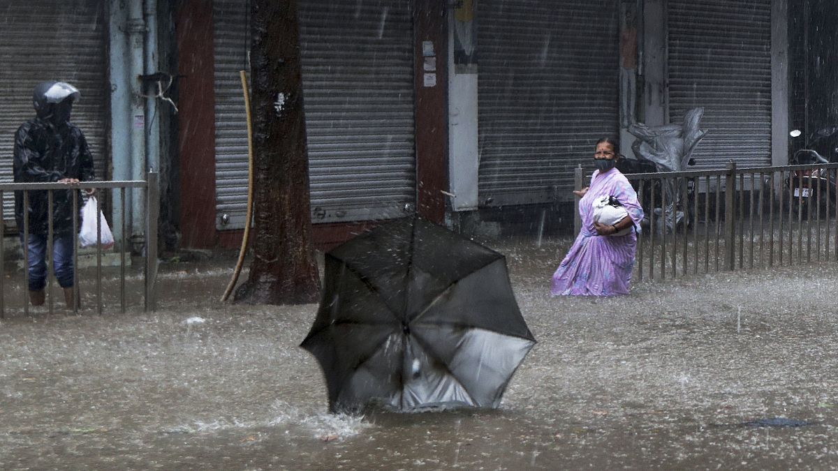 Una fuerte lluvia en Mumbai deja las calles inundadas horas antes de que toque tierra el ciclón Tauktae, India, el 17 de mayo de 2021.