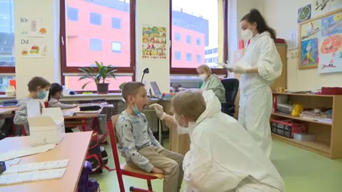 Általános iskolás diákokat tesztelnek Csehországban