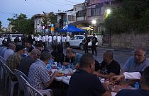 Muslime feiern das Ende des Ramadan - im Hintergrund extremistische Israelis - am 7. Mai 2021 in Sheikh Jarrah