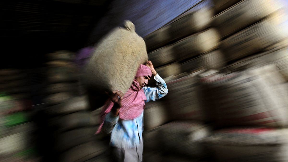 عامل هندي يحمل كيساً من الشاي في مصنع شاي في أمريتسار بالهند، الصورة التقطت يوم الثلاثاء 17 نيسان/أبريل 2012