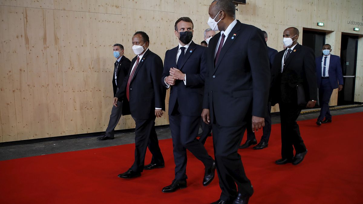 Emmanuel Macron, au centre, avec le général Abdel-Fattah Burhan, chef du Conseil souverain du Soudan, à droite, et le Premier ministre soudanais, Abdalla Hamdok