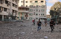 Auf der Flucht vor Luftangriffen in Gaza