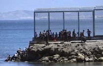 Maré humana em Ceuta com a chegada de milhares de migrantes