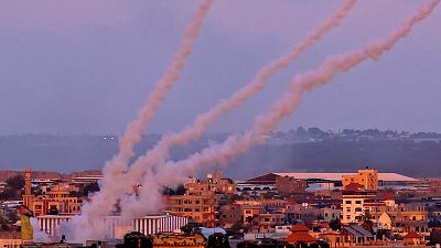 إطلاق صواريخ باتجاه إسرائيل من جنوب قطاع غزة ، في 17 مايو 2021.