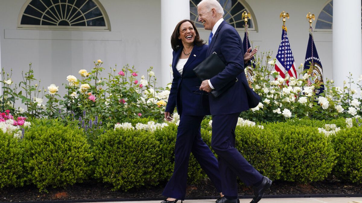 Kamala Harris und Joe Biden im Garten des White House