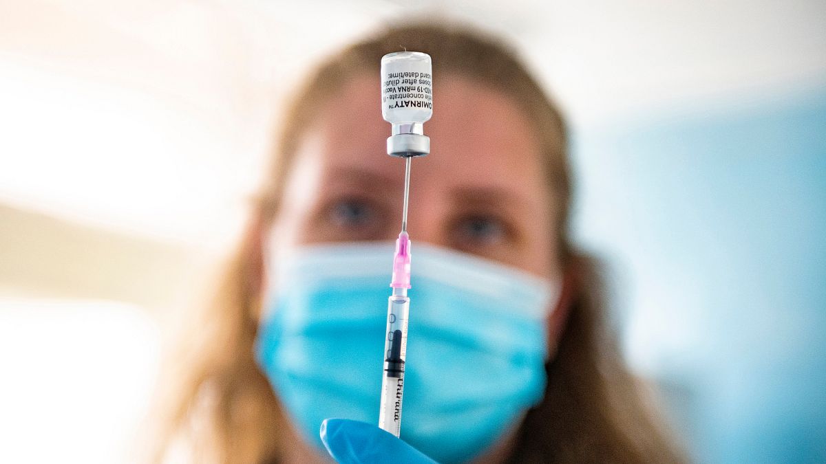 Oltáshoz készíti elő az asszisztens a Pfizer-BioNTech vakcina első adagját a Jósa András Oktatókórházban kialakított oltóponton Nyíregyházán 2021. május 17-én.
