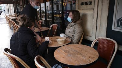 Des clients profitent de la terrasse d'un café ouvert depuis ce matin à Paris dans le cadre du déconfinement, le mercredi 19 mai 2021