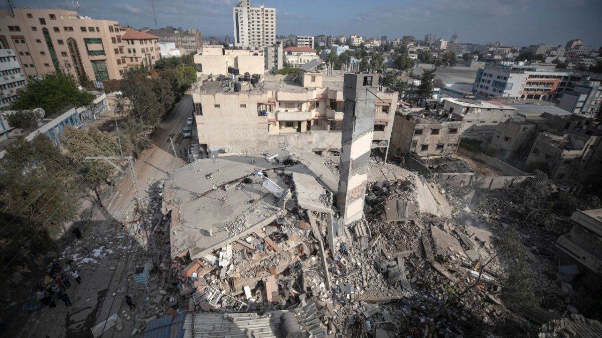 في غزة قتلت الغارات الإسرائيلية نحو 212 فلسطينياً على الأقل حتى اللحظة بينهم 61 طفلاً، فيما قتلت القوات الإسرائيلية ومستوطنين 20 فلسطينياً في الضفة الغربية