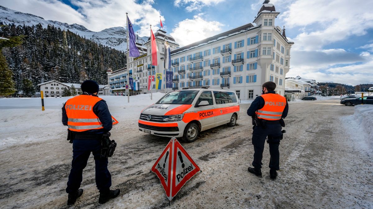 رجال شرطة سويسريون أمام فندق كمبينسكي، في سانت موريتز، سويسرا، الاثنين ، 18 يناير2021.