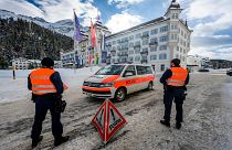 رجال شرطة سويسريون أمام فندق كمبينسكي، في سانت موريتز، سويسرا، الاثنين ، 18 يناير2021.