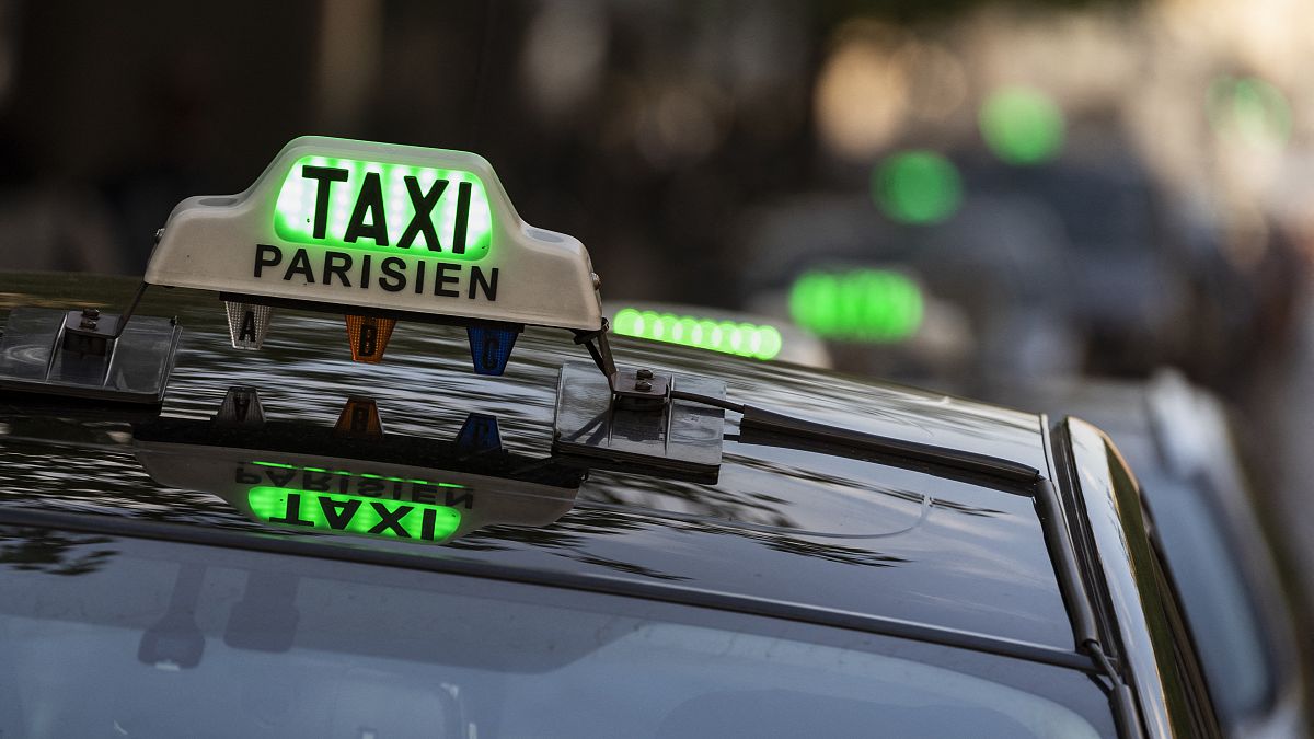 Paris'te bir turisti dolandıran taksici trafikten men ve para cezasına çarptırıldı.