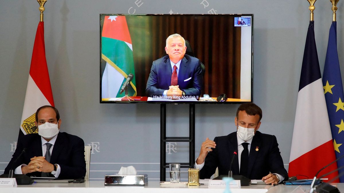 الرئيس الفرنسي إيمانويل ماكرون والرئيس المصري عبد الفتاح السيسي يحضران مؤتمرا مع العاهل الأردني الملك عبد الله الثاني لمناقشة النزاع الإسرائيلي الفلسطيني، باريس، 18 مايو 2021 