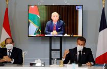 الرئيس الفرنسي إيمانويل ماكرون والرئيس المصري عبد الفتاح السيسي يحضران مؤتمرا مع العاهل الأردني الملك عبد الله الثاني لمناقشة النزاع الإسرائيلي الفلسطيني، باريس، 18 مايو 2021