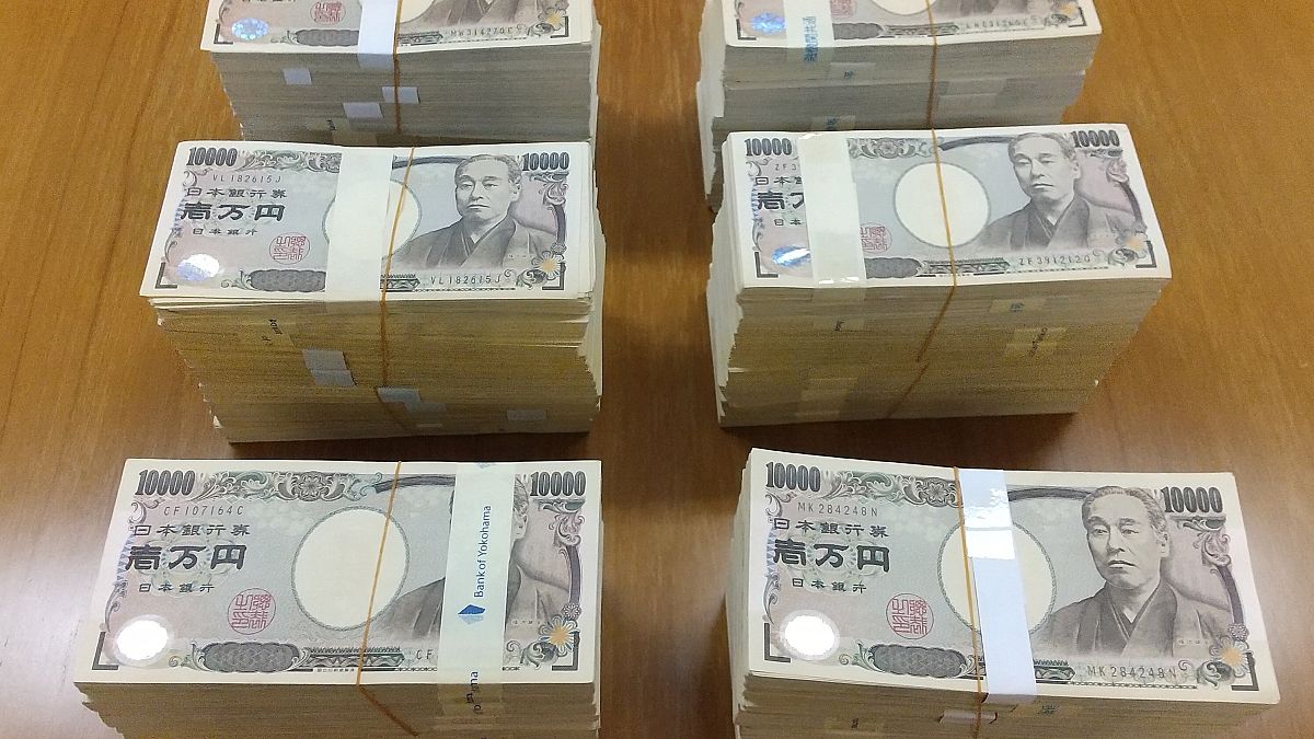 Japonya'da yaşlı bir adam, Covid-19 pandemisi nedeniyle ekonomik sıkıntı yaşayan belediyeye bir sırt çantası içinde 60 milyon yen bağışladı. 