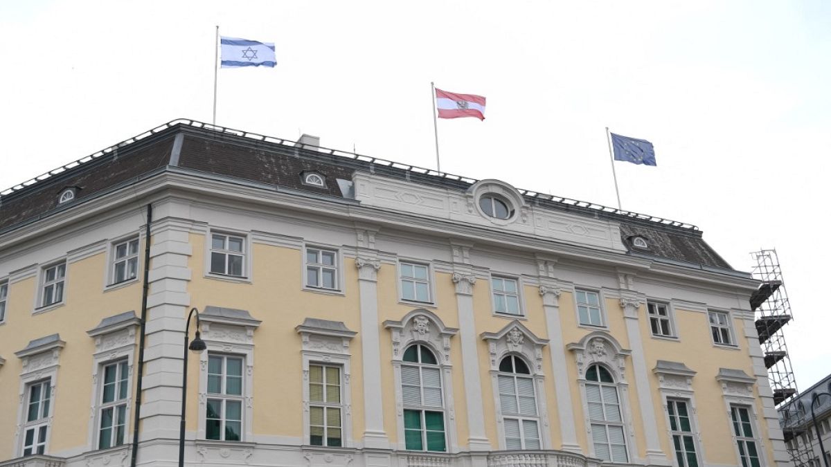 Avusturya'da devlet binalarına çekilen İsrail bayrağı 