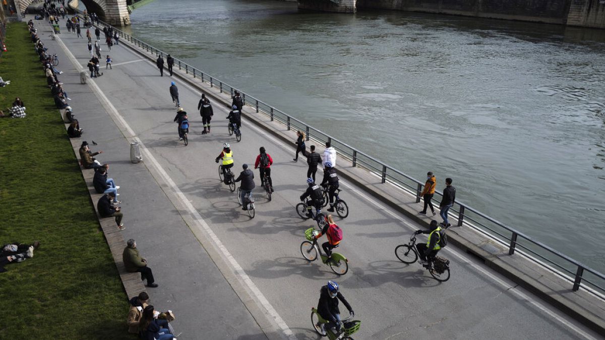 Fahrradfahrer am Seine-Ufer in Paris