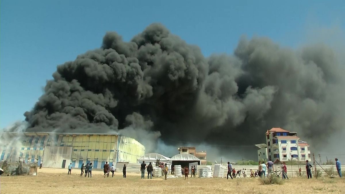 حريق في معمل جراء القصف على غزة