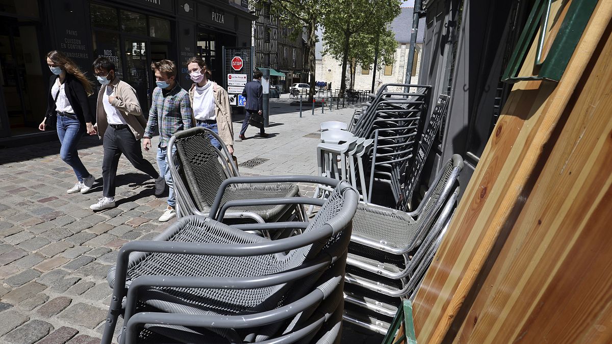 Кафе и рестораны Франции готовятся обслуживать клиентов на террасах 