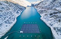 Planta de energía solar en el em balse de Toules, Suiza