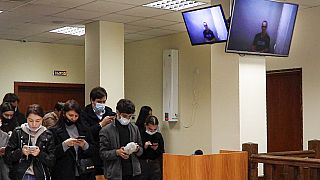 Alexei Navalni en las pantallas del juzgado